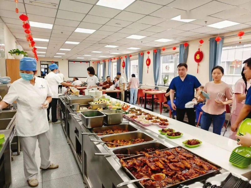 如何让顾客在餐桌上感受到“家的温暖”？这不仅仅是一句口号，更是每一个餐饮从业者需要思考和实践的问题。餐饮培训，不仅仅是技能上的提升，更是一种情感与服务理念的传递。